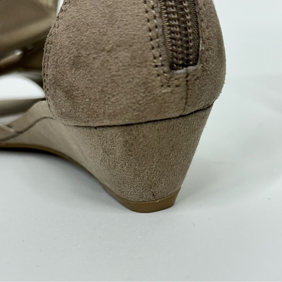 Jaclyn Smith Daphne Khaki Gray Faux Suede Strappy Wedge Heel Sandals Size 6 - Picture 11 of 15